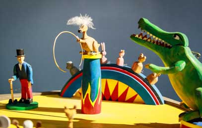 The-Mad-Museum-Neil-Hardy-Circus-Piece-Close-up-Croc-and-Bird